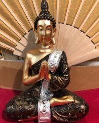 Bouddha doré mains jointes